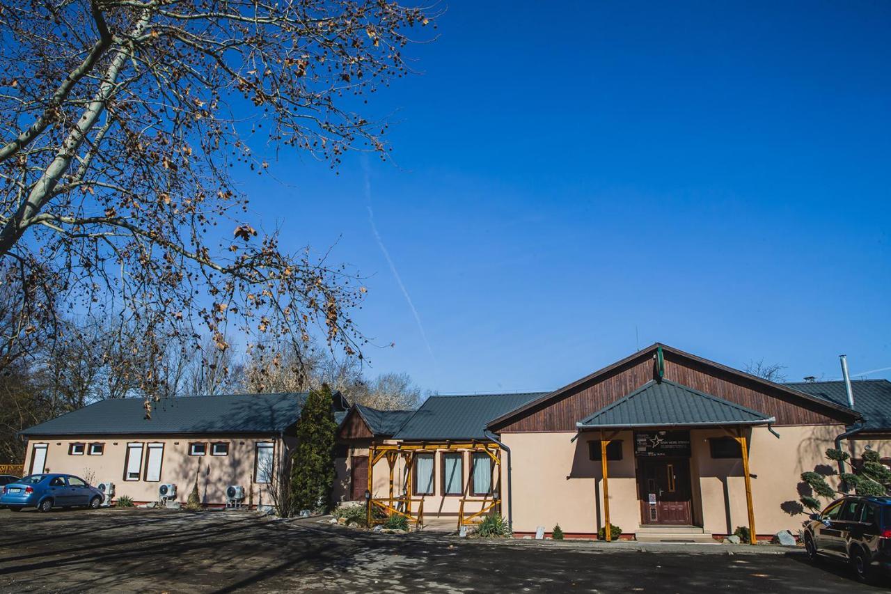 Sztár Motel Étterem Balassagyarmat Exterior foto